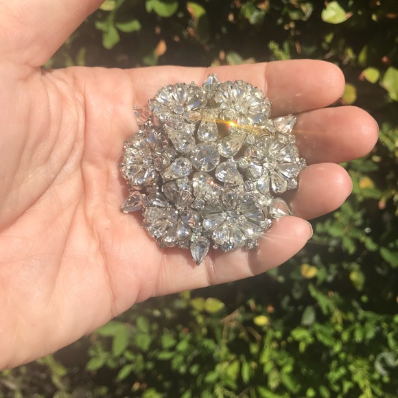 Exquisite Rhinestone Brooch - Picture 2 of 2